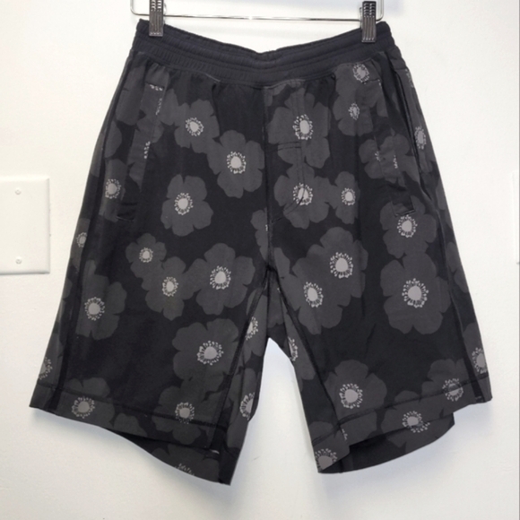Lululemon Pace Breaker Short 9" Black and Grey Floral Size S - Picture 2 of 16